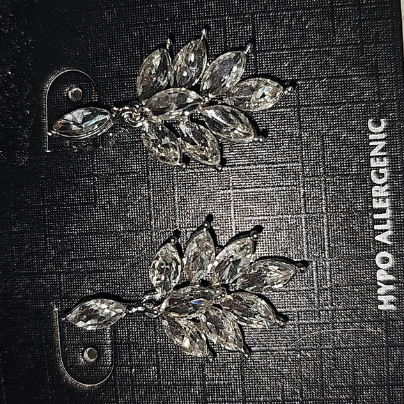 beautiful 😍 crystal earrings!!! THESE ARE GORGEOUS!! - Picture 1 of 3